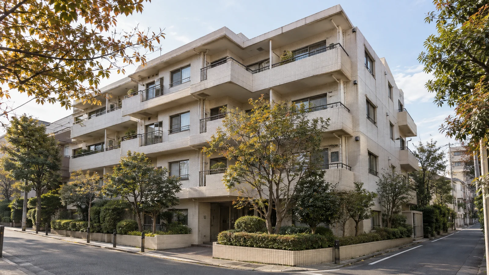 植栽のある都心の中層マンションの外観イメージ(実在物件の耐震性を示すものではありません)
